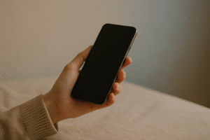 スマホを持つ手