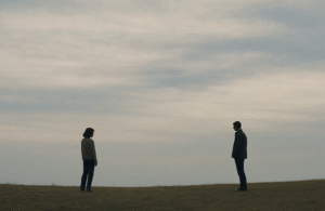 距離のある風景・曇り空の下の二人の影